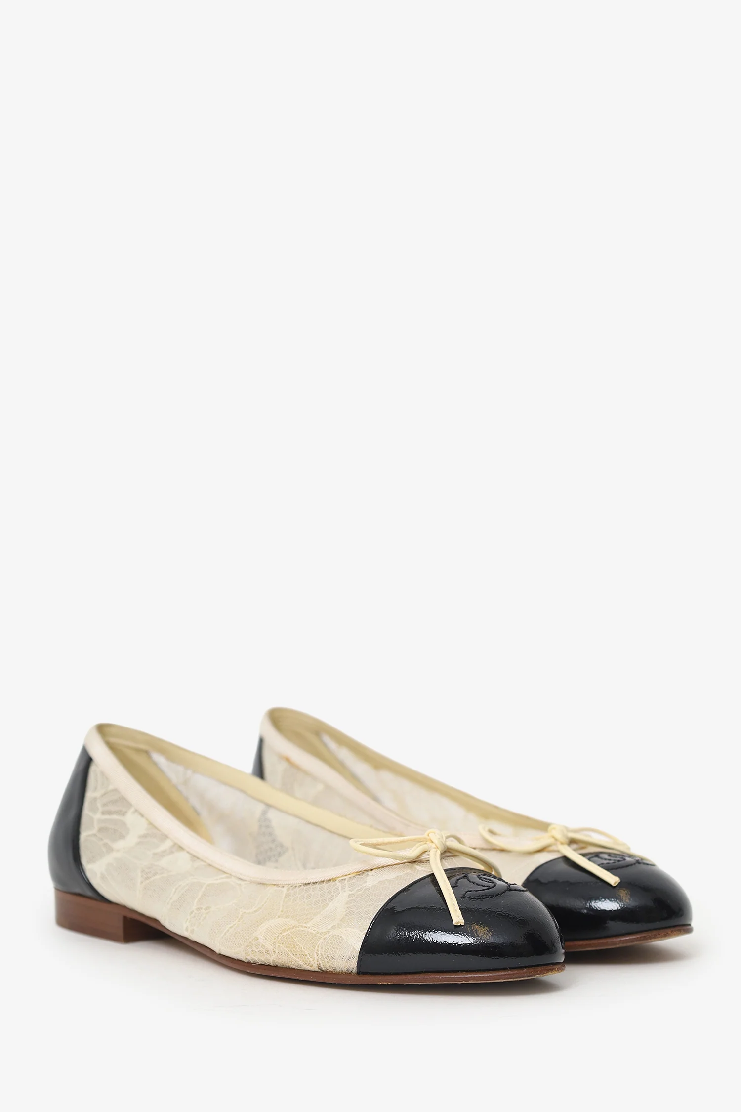 Pre-Loved Chanel™ White/Black Lace CC Cap Toe Ballet Flats Size 36