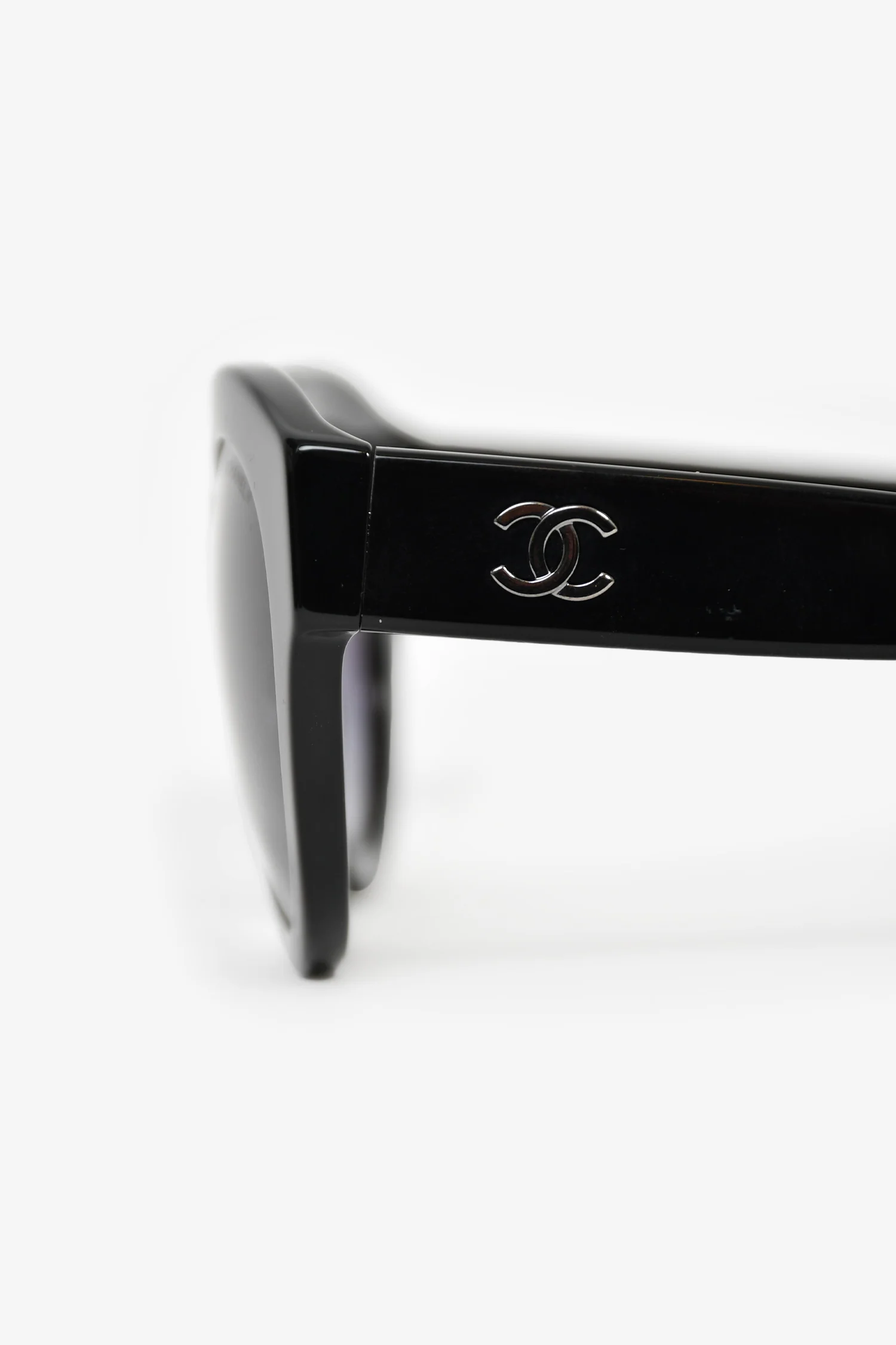 Pre-Loved Chanel™ Black CC Detail Cat Eye Sunglasses