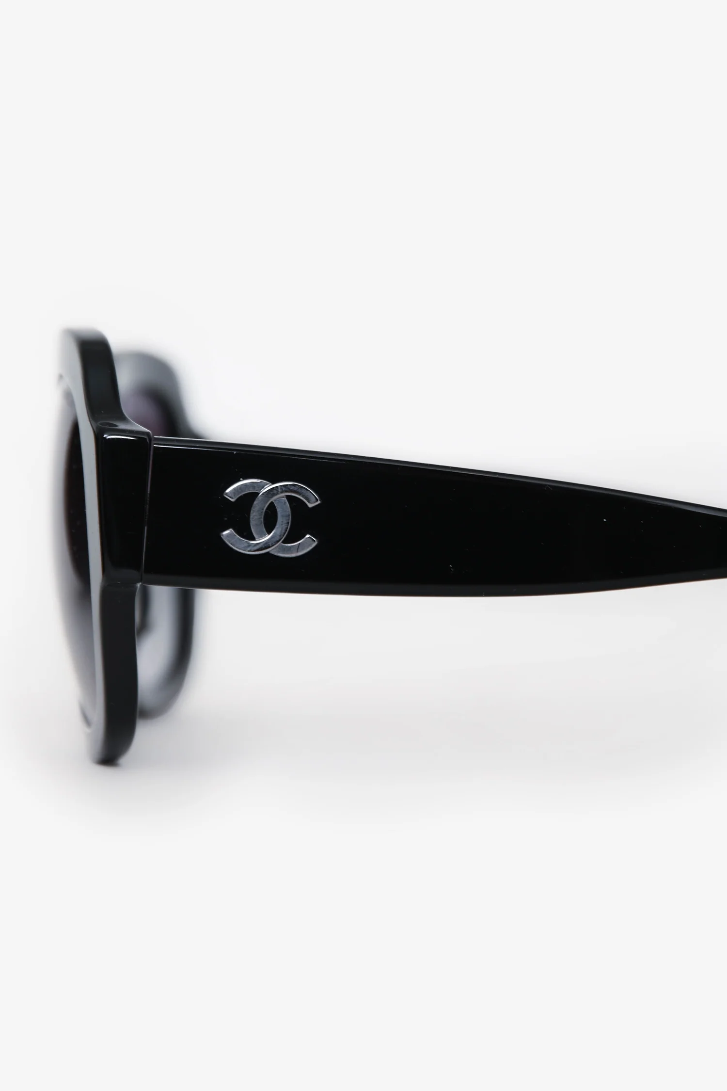 Pre-Loved Chanel™ Black Acetate Interlocking CC Logo Oversized Sunglasses