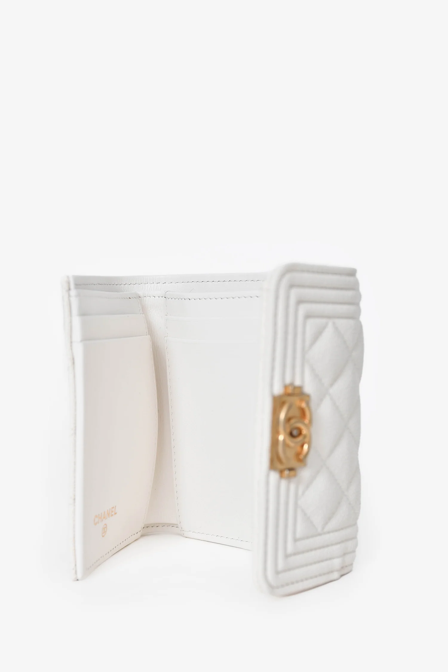 Pre-Loved Chanel™ 2018-19 White Caviar Leather Boy Trifold Wallet